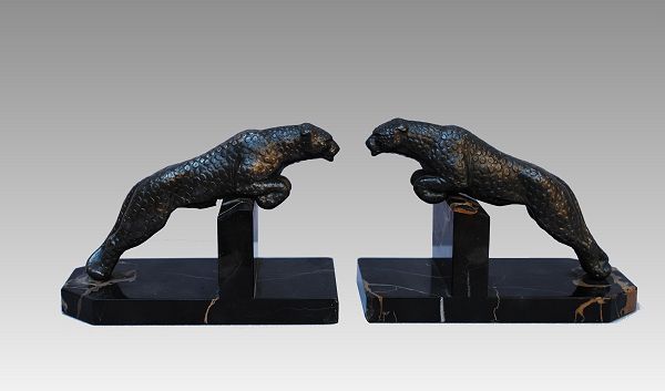 Wonderfull pair of book ends with leopards.