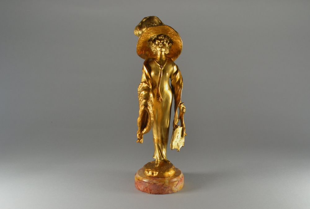 Elegant parisian lady with a hat. Georges Flamand bronze sculpture