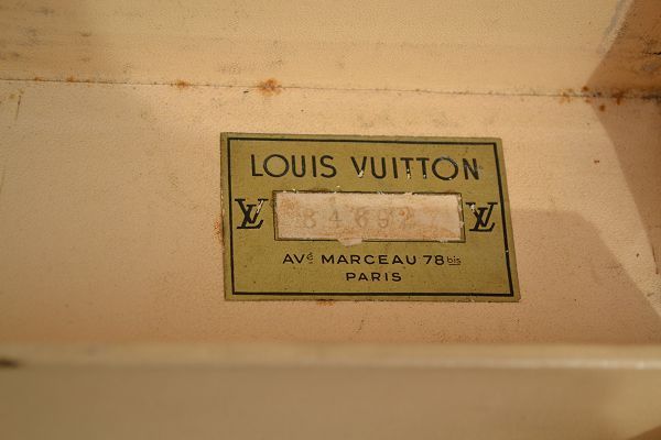 Louis Vuitton Hard sided suitcase - Art deco sculptures bronze  clocks vases