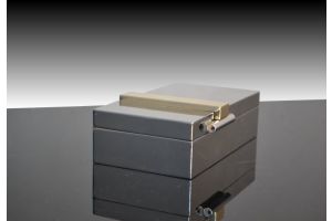 Modernist box. Desny ?