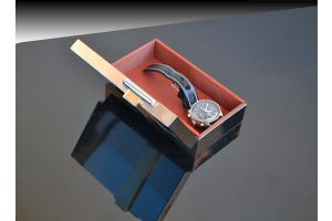 Modernist box. Desny ?