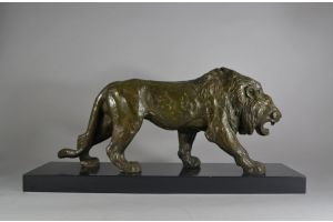 Impressive art deco bronze lion. Signed 