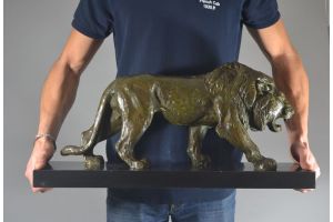 Impressive art deco bronze lion. Signed 