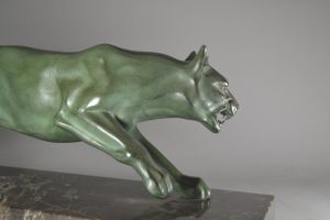 Art deco panther on marble base. Circa 1930.