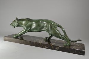 Art deco panther on marble base. Circa 1930.